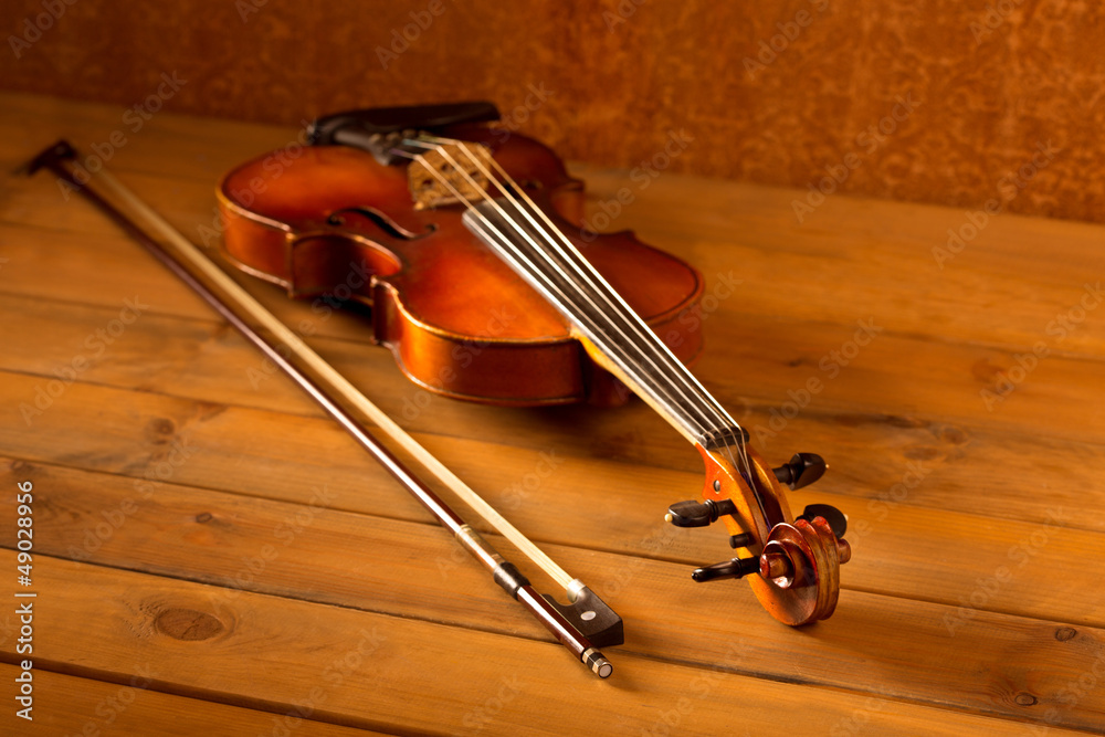 Fototapeta premium Classic music violin vintage in wooden background