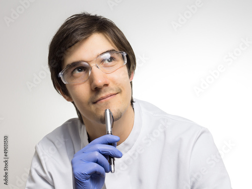 Ein nachdenklicher Wissenschaftler denkt nach