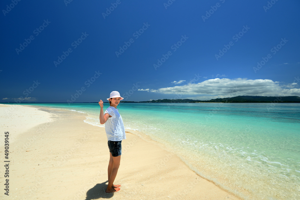 水納島のビーチで遊ぶ笑顔の女性