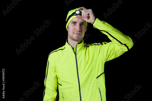 Neonläufer mit Stirnlampe