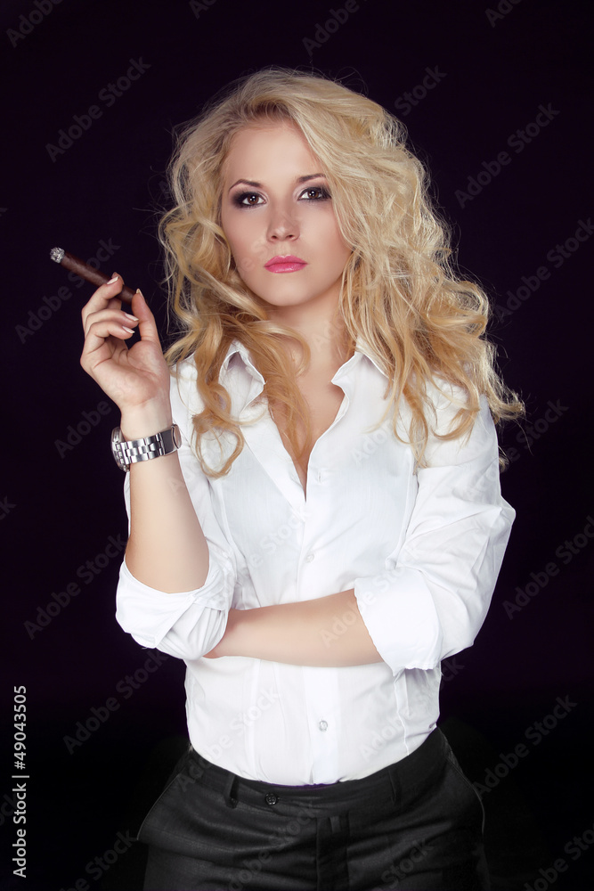 Obraz premium Woman with Cigar Exhaling Smoke on a Dark Background, Men style