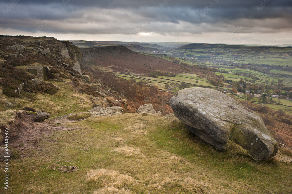 View along Curbar Edge towards Froggatt's Edge in background, in View along Curbar Edge towards Froggatt's Edge in background, in
