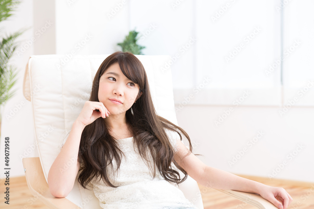 部屋でリラックスする若い女性 部屋でリラックスする若い女性