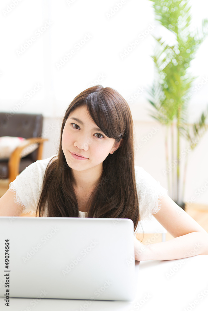 コンピューターを使う女性 コンピューターを使う女性