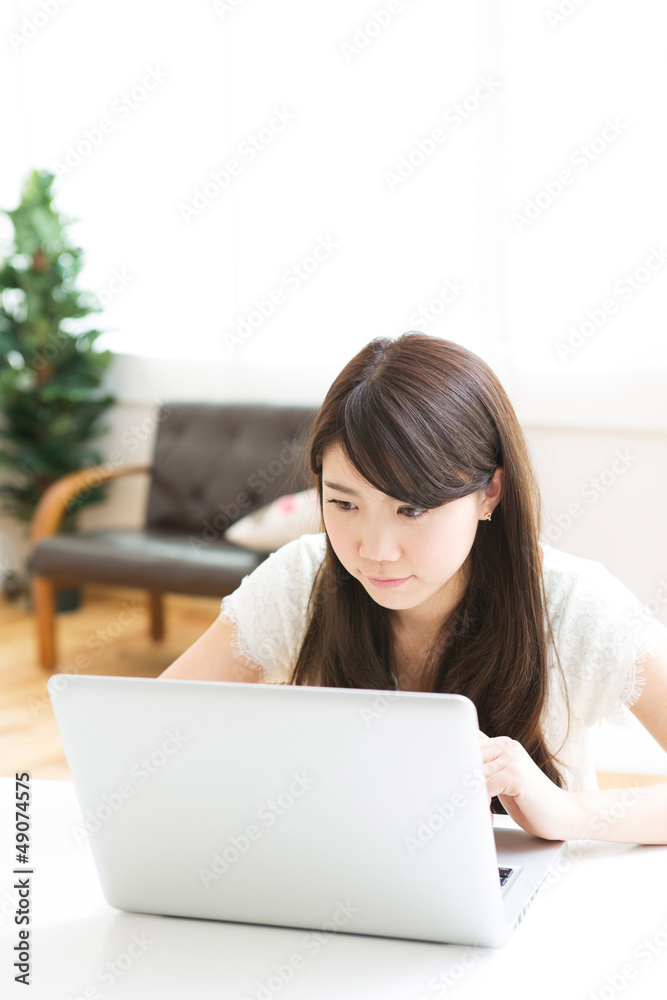 コンピューターを使う女性