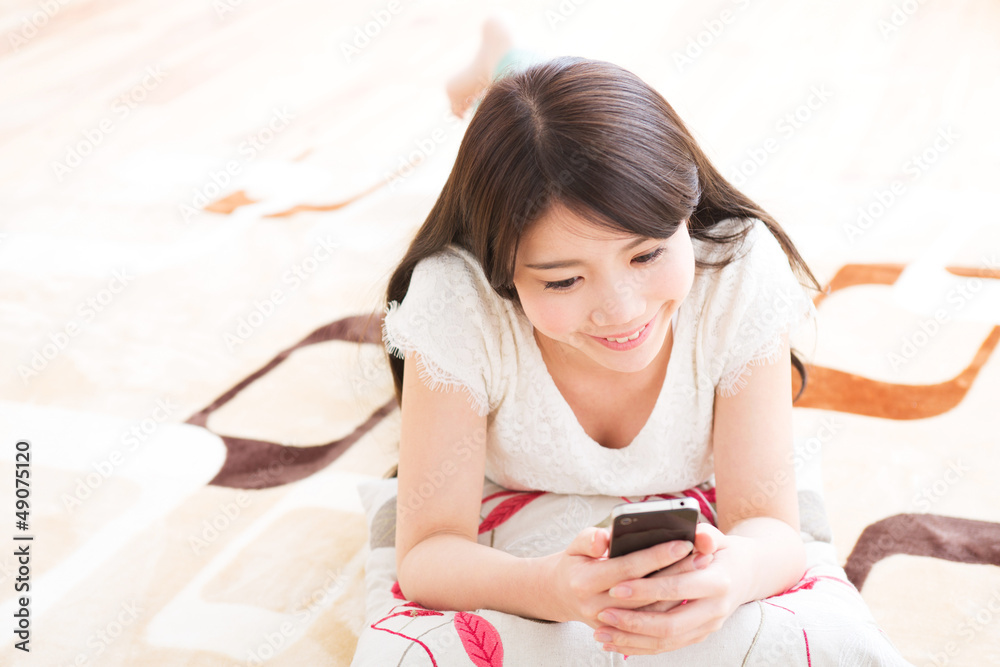 スマートフォンを見る女性 スマートフォンを見る女性