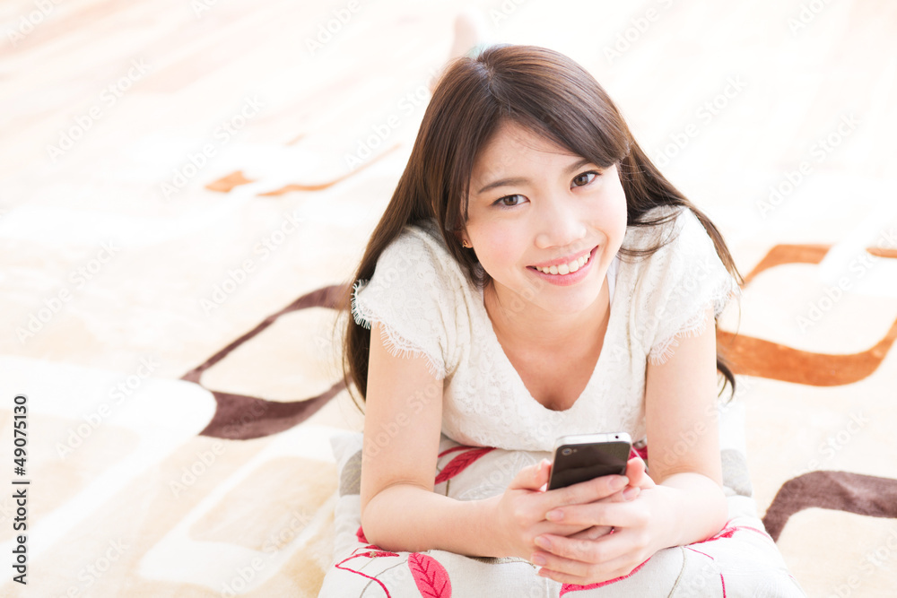 スマートフォンを見る女性 スマートフォンを見る女性
