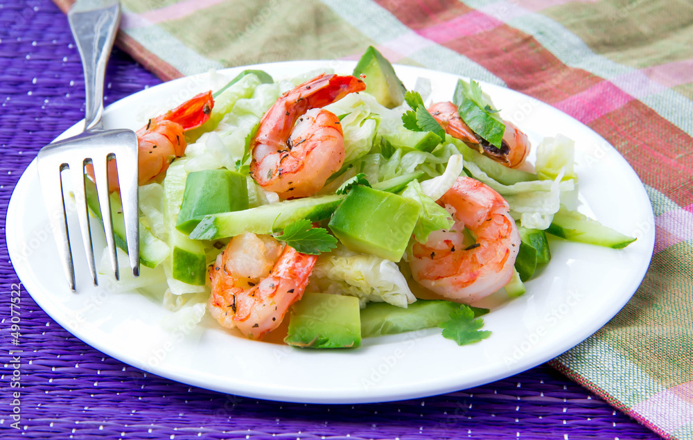 Green salad with shrimp and avocado