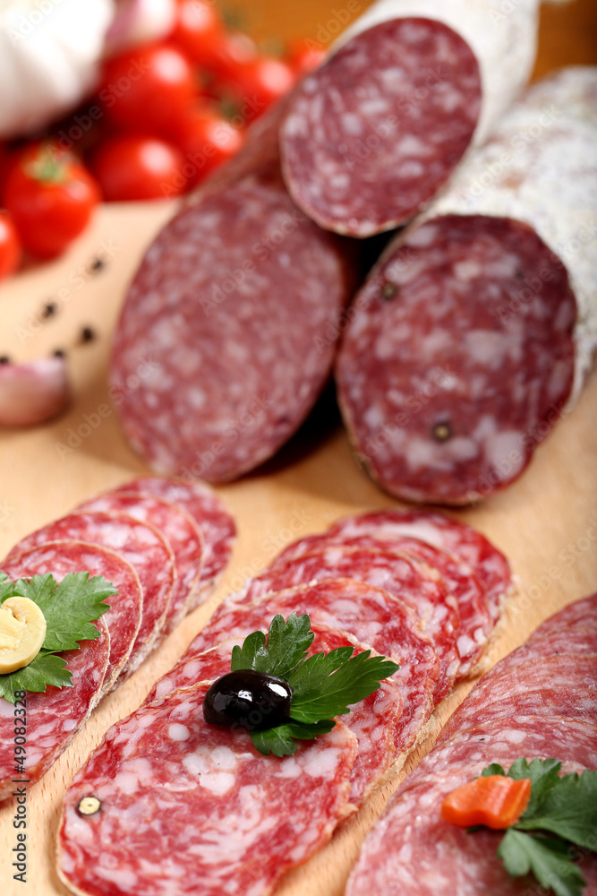 salumi misti italiani su tavolo di legno salumi misti italiani su tavolo di legno