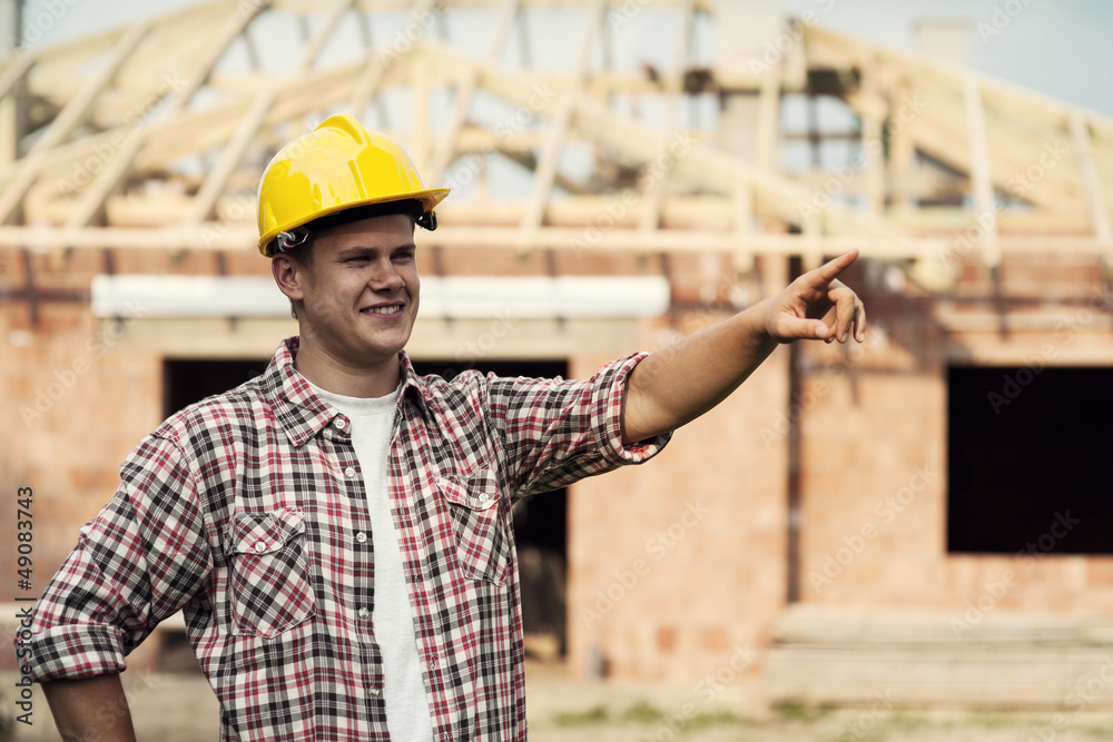 Obraz premium Construction worker pointing at something