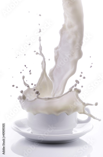 tazza di latte con splash