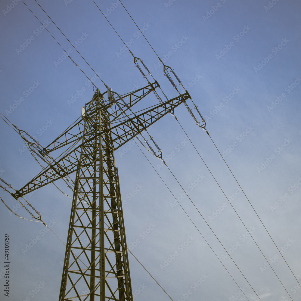 Stromleitungen an einem Mast von unten gegen den blauen Himmel gesehen Stromleitungen an einem Mast von unten gegen den blauen Himmel gesehen