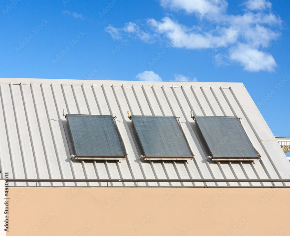 Fototapeta premium panneaux chauffe-eau solaire sur toiture