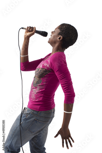 Donna nera sul palco che canta
