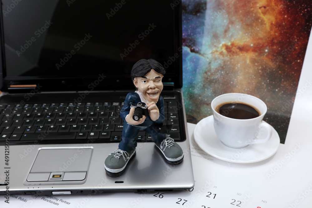 Fotograf laptop na biurku i kawa. - obrazy, fototapety, plakaty 
