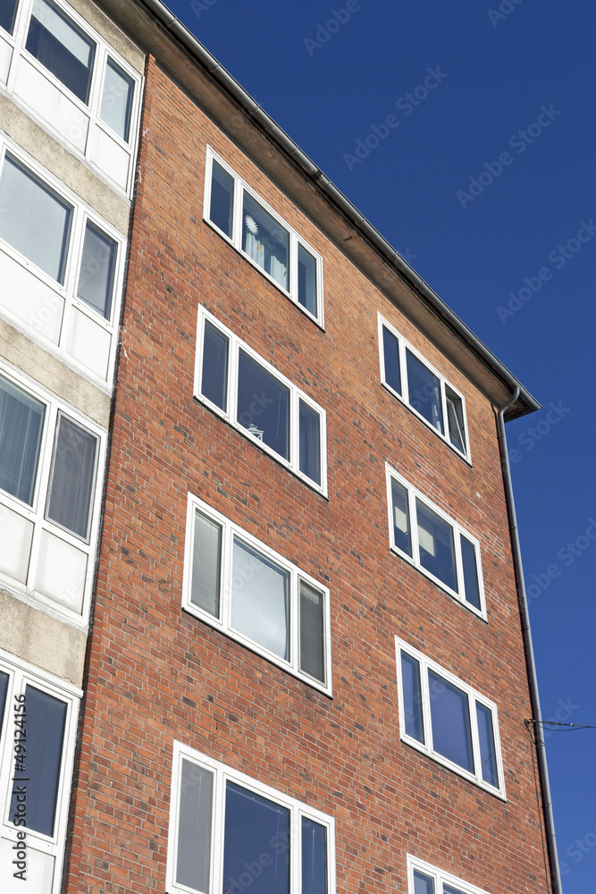 Fassade eines Mehrfamilienhauses in Kiel, Deutschland