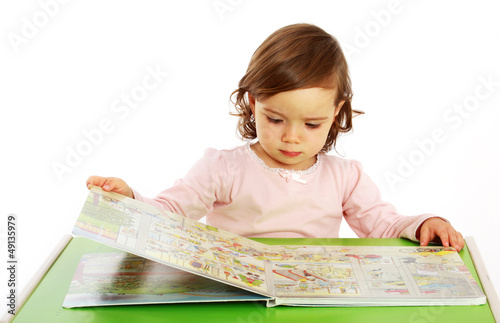 Ein Mädchen schaut sich ein Bilderbuch an