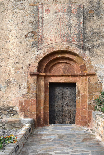 portail et horloge solaire de l   glise de Castelnou  P0 