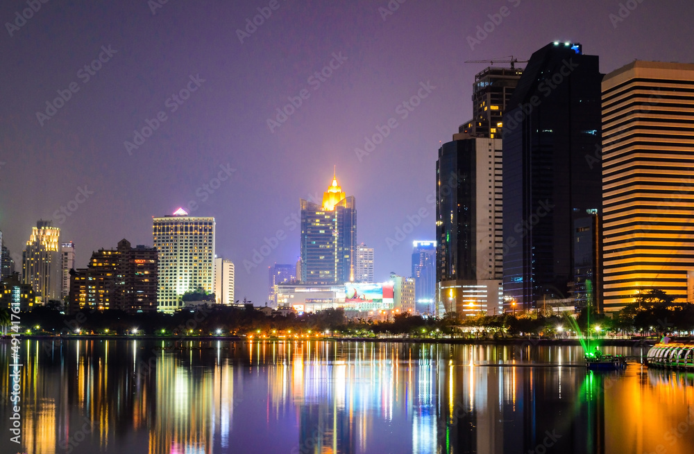 Obraz premium Benjakiti Park at Night in Bangkok, Thailand