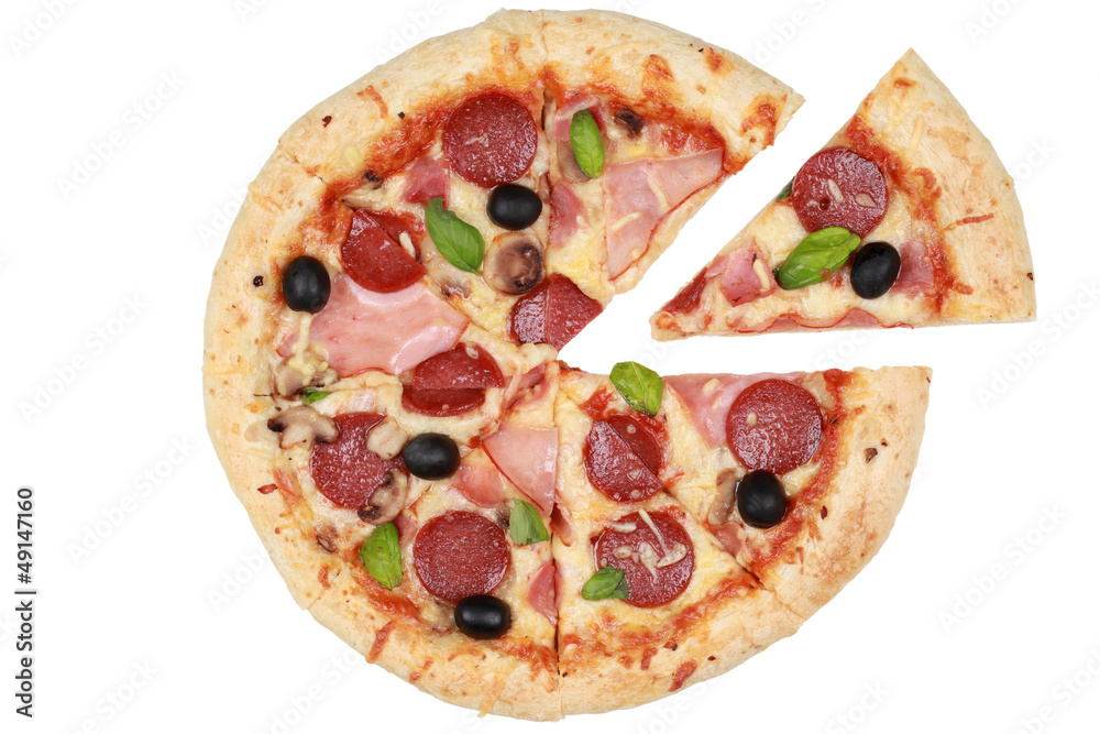 Geschnittene Pizza mit Salami, Schinken und Champignons