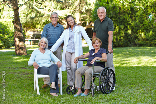 Gruppe von Senioren im Altenheim