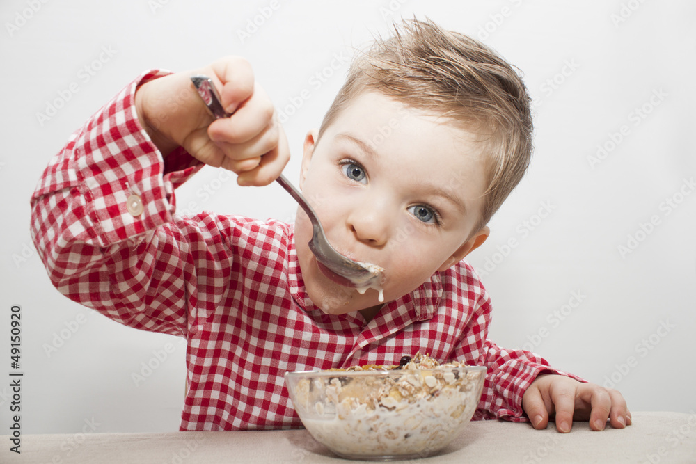 Junge frühstückt Müsli