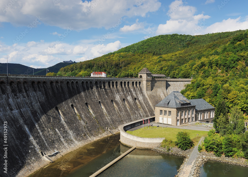 Ederseestaumauer mit Wasserkraftwerk und Schloß Waldeck