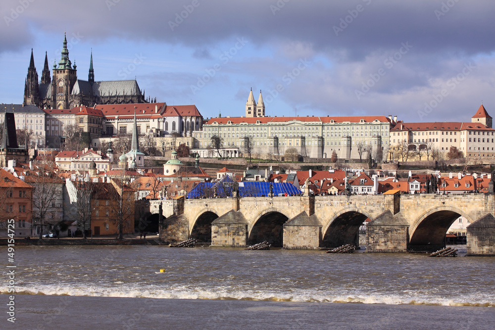 Obraz premium Winter Prague gothic Castle with the Charles Bridge