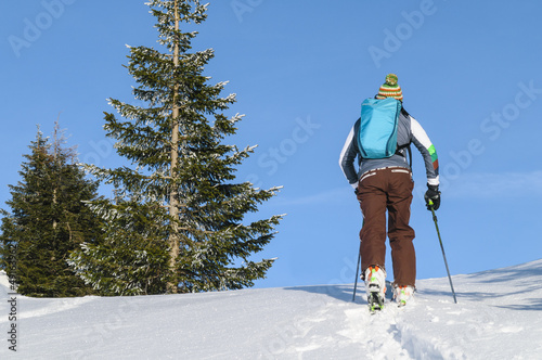 mit Tourenskiern unterwegs