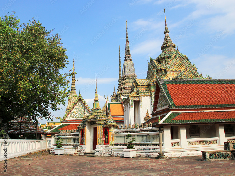 Fototapeta premium Ancient Pagoda or Chedi at Wat Pho, Thailand