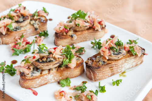 Crostini with mushrooms, apples and herbs
