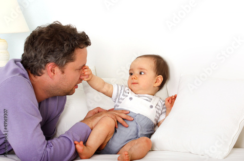 Ein Vater spielt mit seinem Kind
