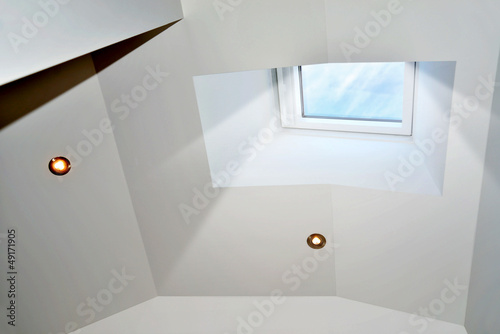 Licht fällt durch Dachfenster