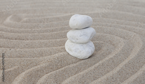 pierres en équilibre sans le sable