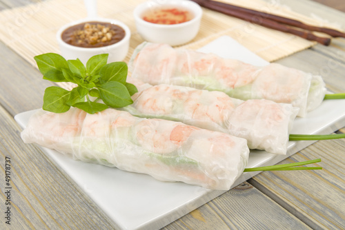 Goi Cuon - Vietnamese fresh spring rolls with prawns