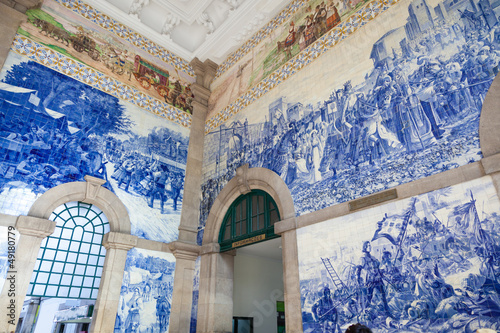 Painted tiles mosaic in the train station of Porto, Portugal © Jose Ignacio Soto
