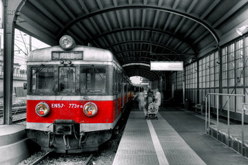 Papier peint photo Rouge, noir, blanc Train rouge filant sur les rails  © Radoslaw Maciejewski