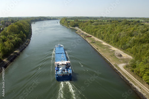 Frachtschiff auf dem Nord-Ostsee-Kanal bei Kiel