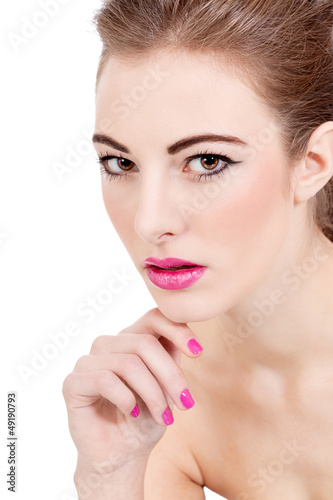 attraktive brunette junge frau mit lippen und n  geln in pink is