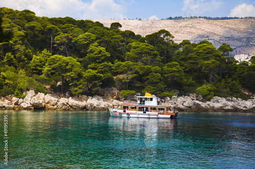 Boat and island in Croatia © Nikolai Sorokin