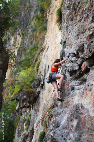 female rock climbling