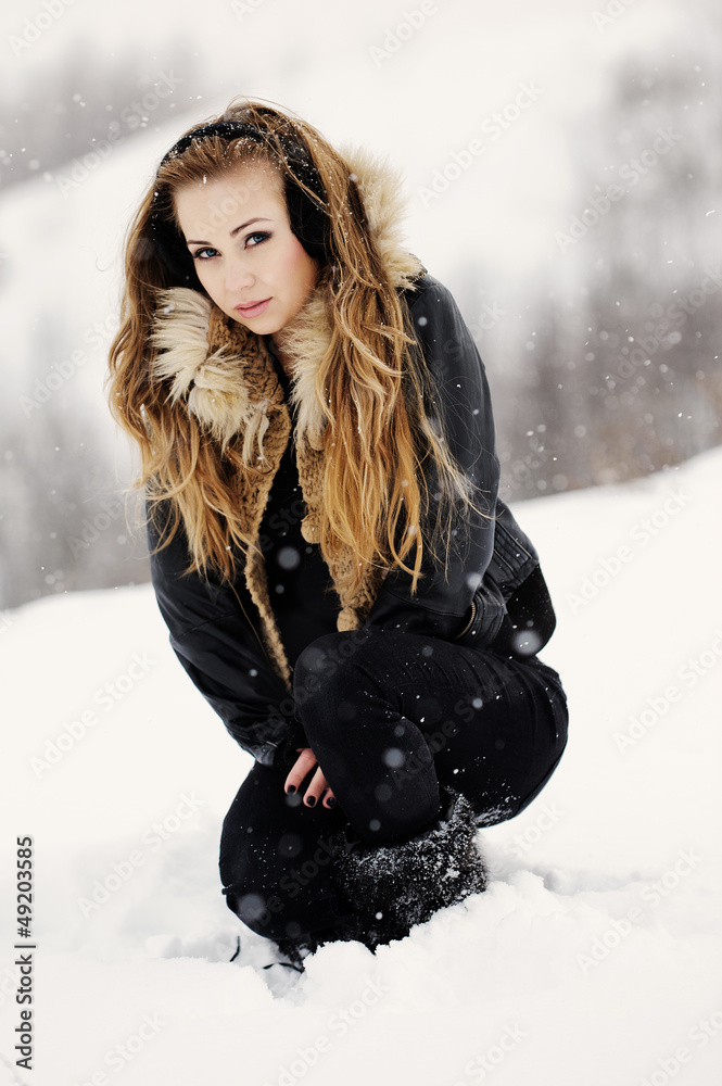Piękna dziewczyna bawi się na śnieżnym zboczu góry - obrazy, fototapety, plakaty 
