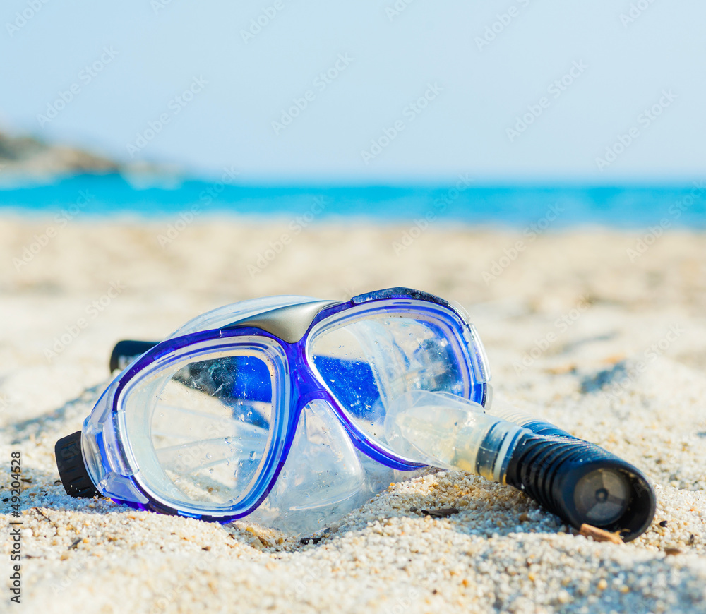 Obraz premium snorkel and mask on the beach.