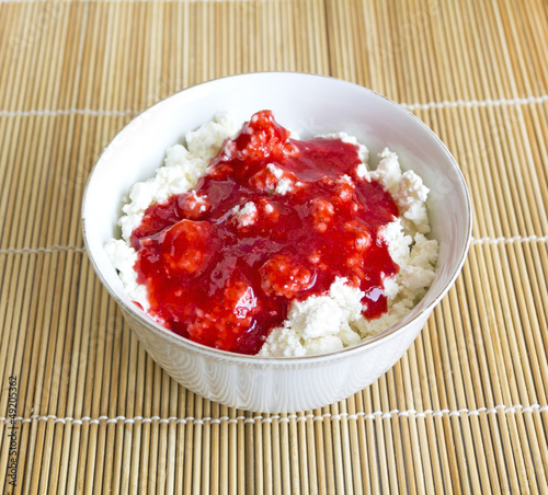 Cottage cheese with strawberry jam