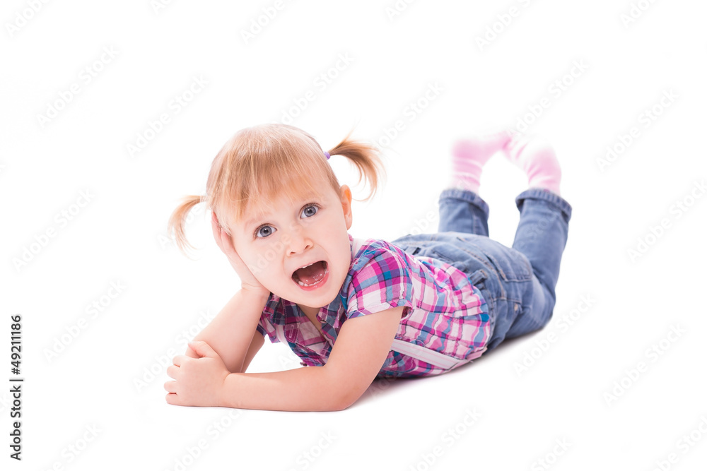 Kleine Dame liegt auf dem Bauch isoliert Kleine Dame liegt auf dem Bauch isoliert