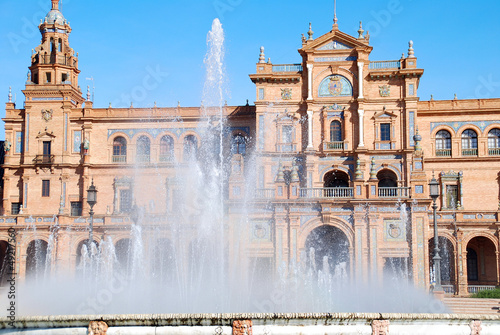 PLAZA DE ESPAÑA, EN SEVILLA. DETALLES DE LA FUENTE