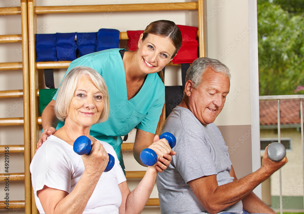 Senioren heben Hanteln bei Physiotherapie Stock Photo | Adobe Stock