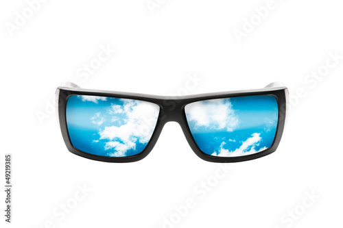 Gafas de sol con cielo reflejado