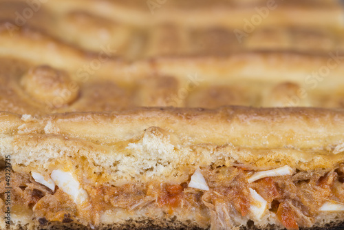 Empanada gallega tradicional mostrando su relleno de atún.