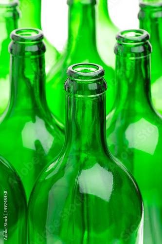 Viele leere grüne Flaschen